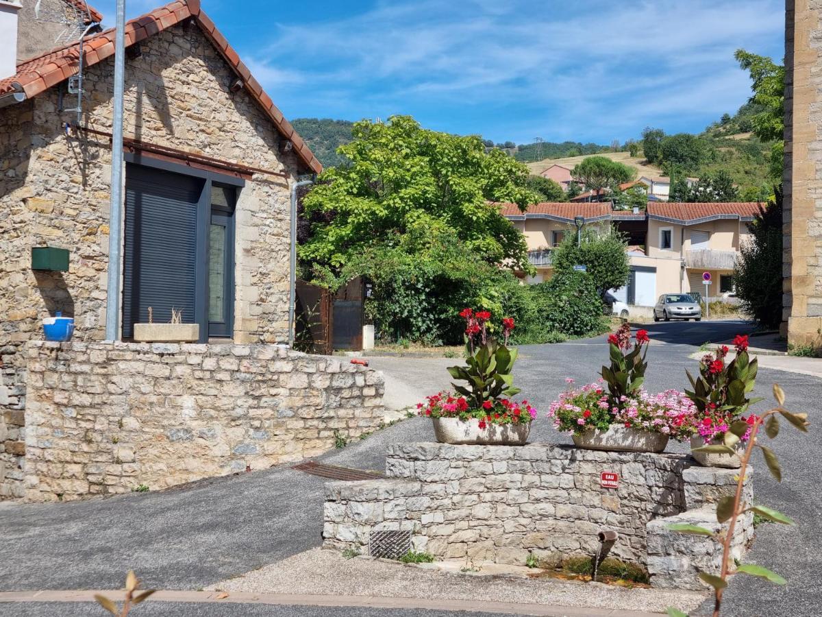 Fontaine Vieille Hotel Saint-Georges-de-Luzencon Exterior photo